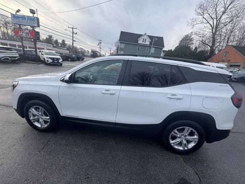 Used 2023 GMC Terrain SLE w/ Driver Convenience Package image 4