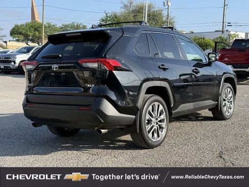 Used 2022 Toyota RAV4 XLE Premium image 4
