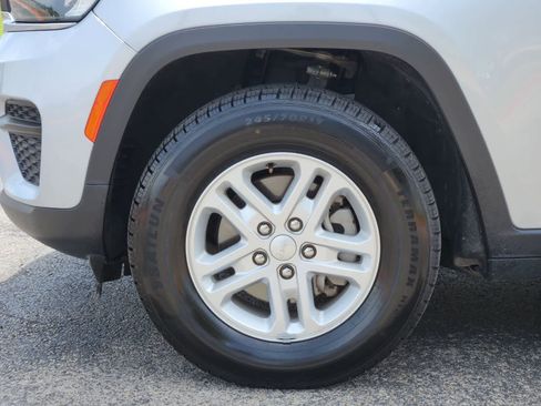 Used 2024 Jeep Grand Cherokee Laredo RWD image 9