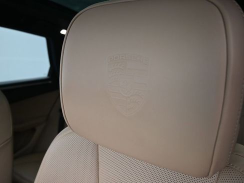 Certified 2022 Porsche Macan image 11