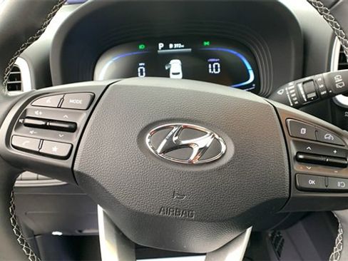 Used 2025 Hyundai Venue SEL image 16