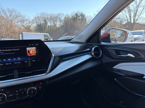 Used 2025 Chevrolet Trax LT image 33