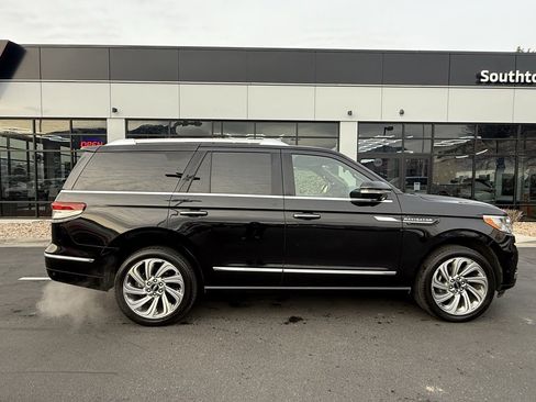 Used 2024 Lincoln Navigator Reserve image 8