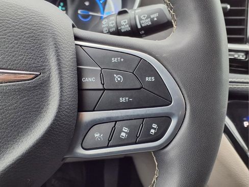 Used 2024 Chrysler Pacifica Limited FWD image 18