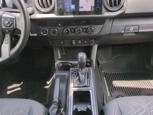 Used 2018 Toyota Tacoma TRD Off-Road AWD/4WD image 18