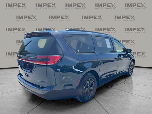 Used 2024 Chrysler Pacifica Premium FWD image 5