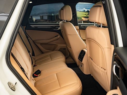 Certified 2024 Porsche Macan image 35