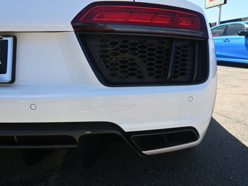 Used 2018 Audi R8 V10 w/ Premium Package RWD image 35
