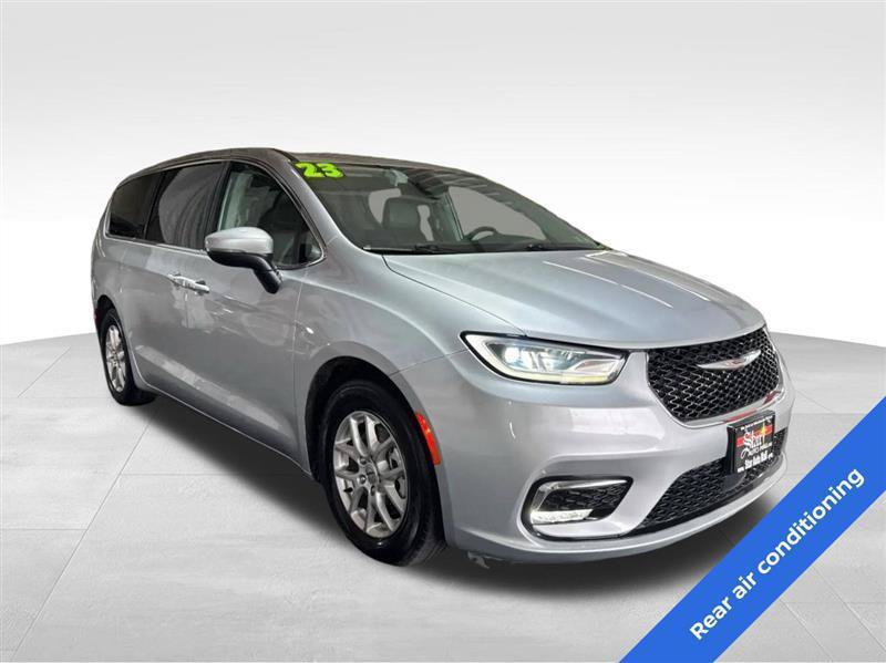 Used 2023 Chrysler Pacifica Touring-L FWD image 3