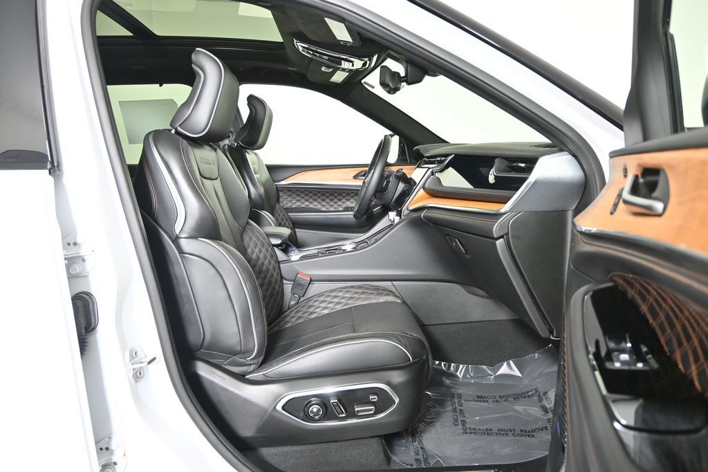 Used 2023 Jeep Grand Cherokee L Summit AWD/4WD image 13