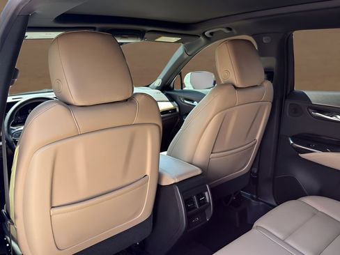 Used 2024 Cadillac XT4 Luxury w/ LPO, Floor Liner Package FWD image 29