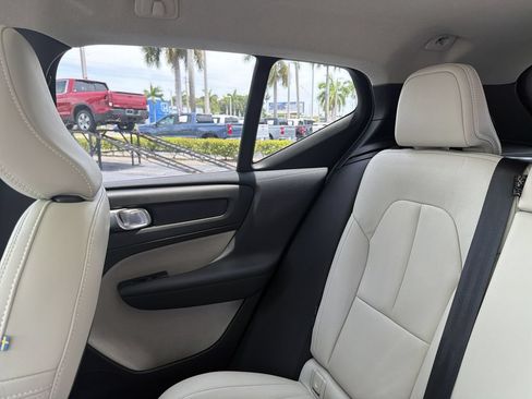 Used 2020 Volvo XC40 T5 Momentum w/ Protection Package Premier AWD/4WD image 13