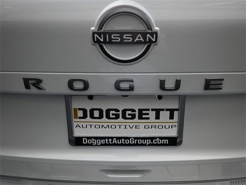 Used 2024 Nissan Rogue SV w/ SV Premium Package image 10