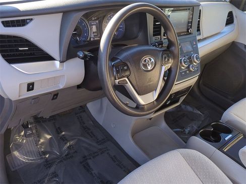 Used 2019 Toyota Sienna LE image 2