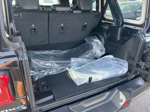 Used 2022 Jeep Wrangler Unlimited Sahara w/ Cold Weather Group image 31