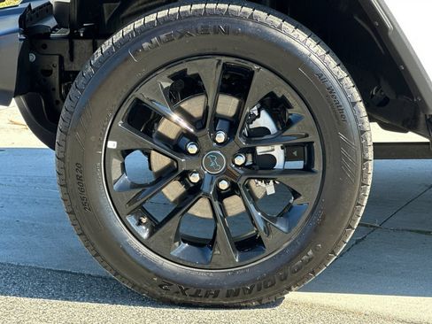 Used 2025 Jeep Wrangler Unlimited Sahara AWD/4WD image 26
