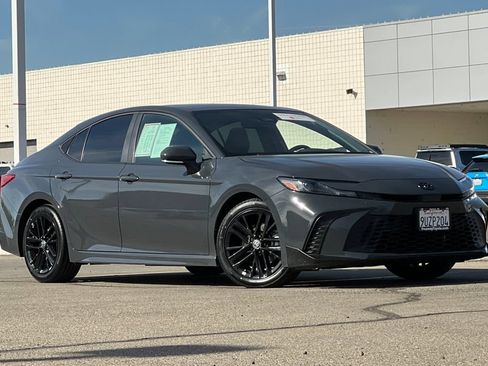 Used 2025 Toyota Camry SE FWD image 2