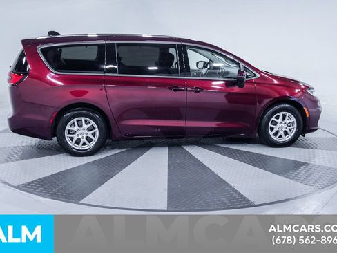 Used 2023 Chrysler Pacifica Touring-L FWD image 11