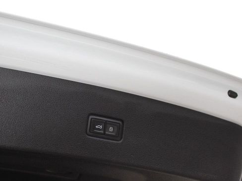 Used 2019 Audi Q8 Premium image 37