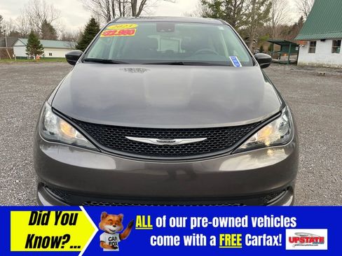 Used 2023 Chrysler Voyager LX image 2