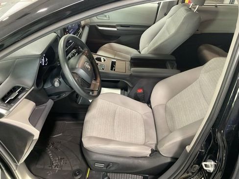 Used 2024 Toyota Sienna LE image 11
