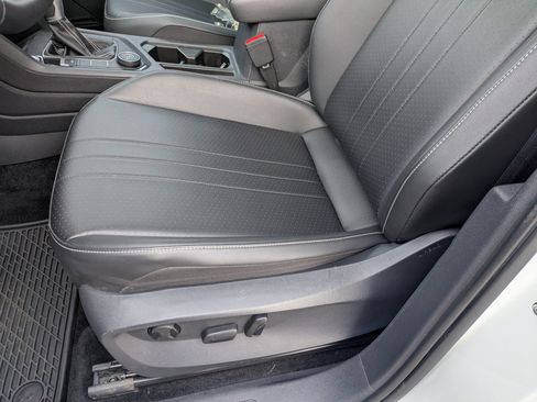 Used 2024 Volkswagen Tiguan SE w/ Panoramic Sunroof Package AWD/4WD image 13
