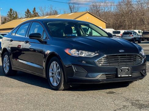 Used 2020 Ford Fusion SE image 1