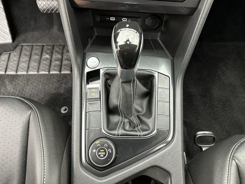 Used 2022 Volkswagen Tiguan SE image 19