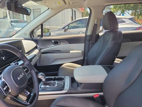 Used 2024 Kia Carnival LX FWD image 18