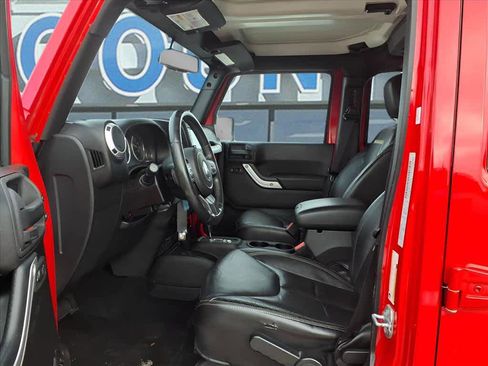 Used 2015 Jeep Wrangler Unlimited Sahara w/ Connectivity Group image 13