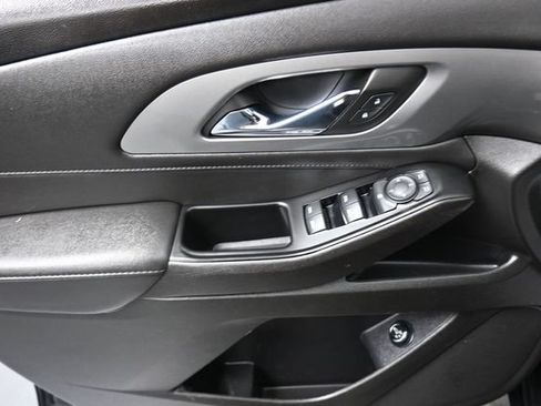 Used 2023 Chevrolet Traverse LT FWD image 7