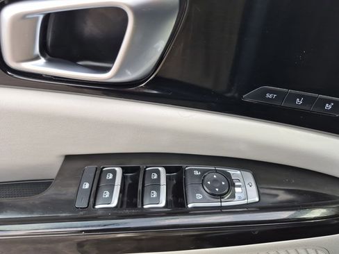 Certified 2023 Kia Carnival SX image 9