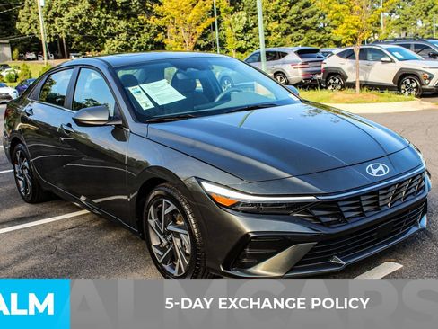 Used 2025 Hyundai Elantra SEL FWD image 3