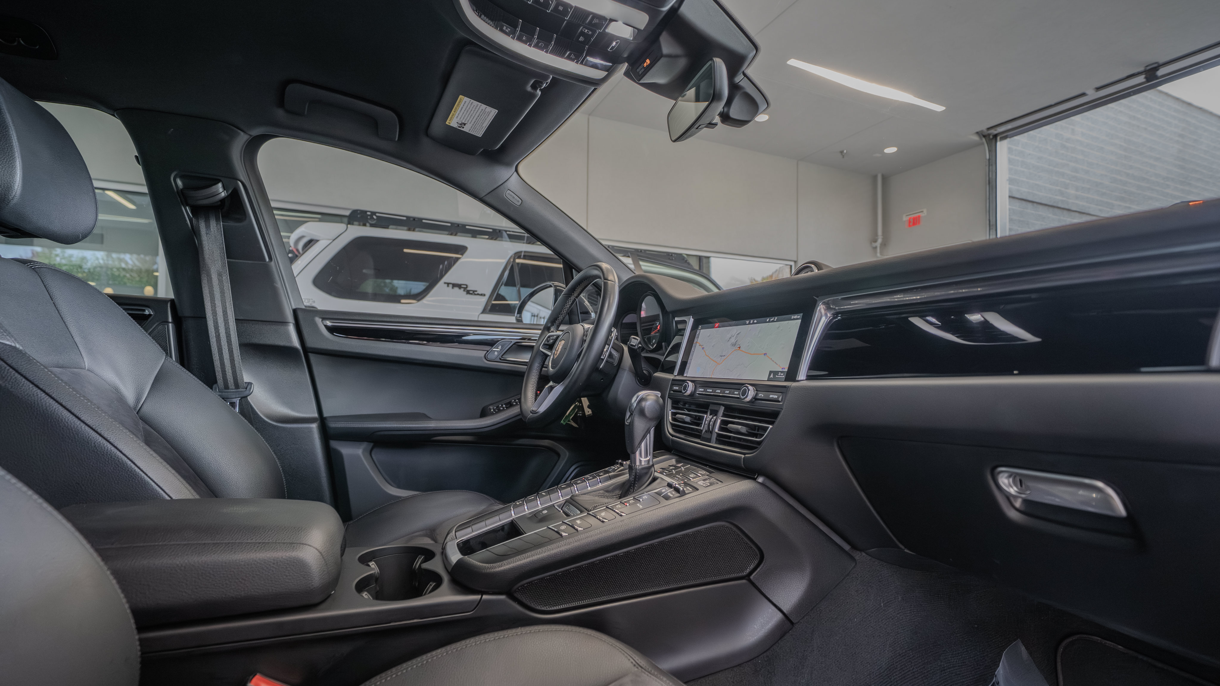 Used 2020 Porsche Macan AWD/4WD image 17