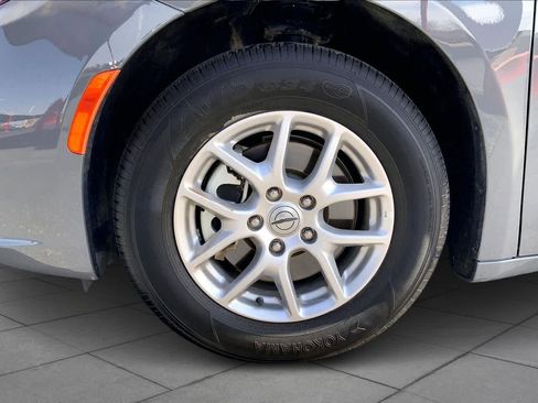 Used 2025 Chrysler Pacifica Select image 11