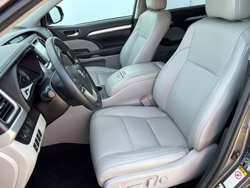 Used 2017 Toyota Highlander XLE AWD/4WD image 12