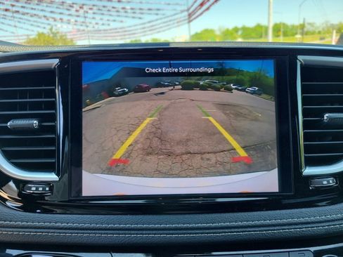 Used 2025 Chrysler Pacifica Limited FWD image 19