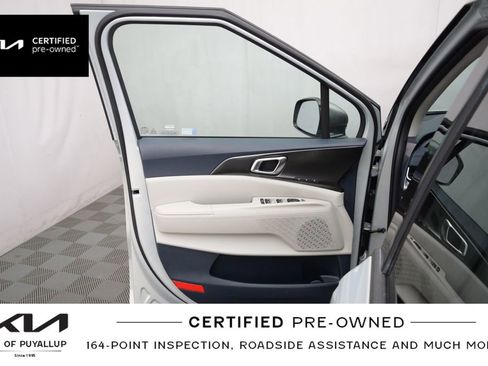 Used 2025 Kia Carnival SX w/ SX Dark Edition Package image 9