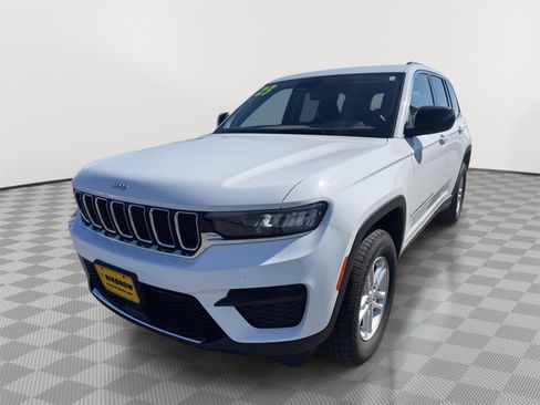 Used 2023 Jeep Grand Cherokee Laredo AWD/4WD image 2