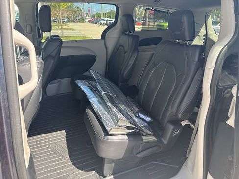 Used 2020 Chrysler Pacifica Touring-L Plus image 8