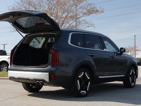 Used 2024 Kia Telluride S image 3