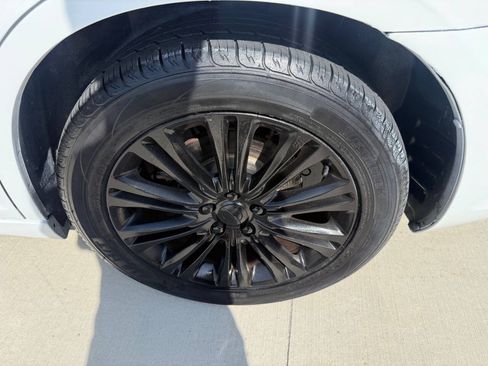 Used 2014 Chrysler 300 AWD w/ Driver Convenience Group image 10
