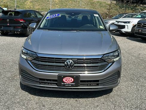 Used 2023 Volkswagen Jetta SE w/ Panoramic Sunroof Package FWD image 2