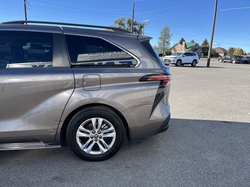 Used 2022 Toyota Sienna XLE image 8