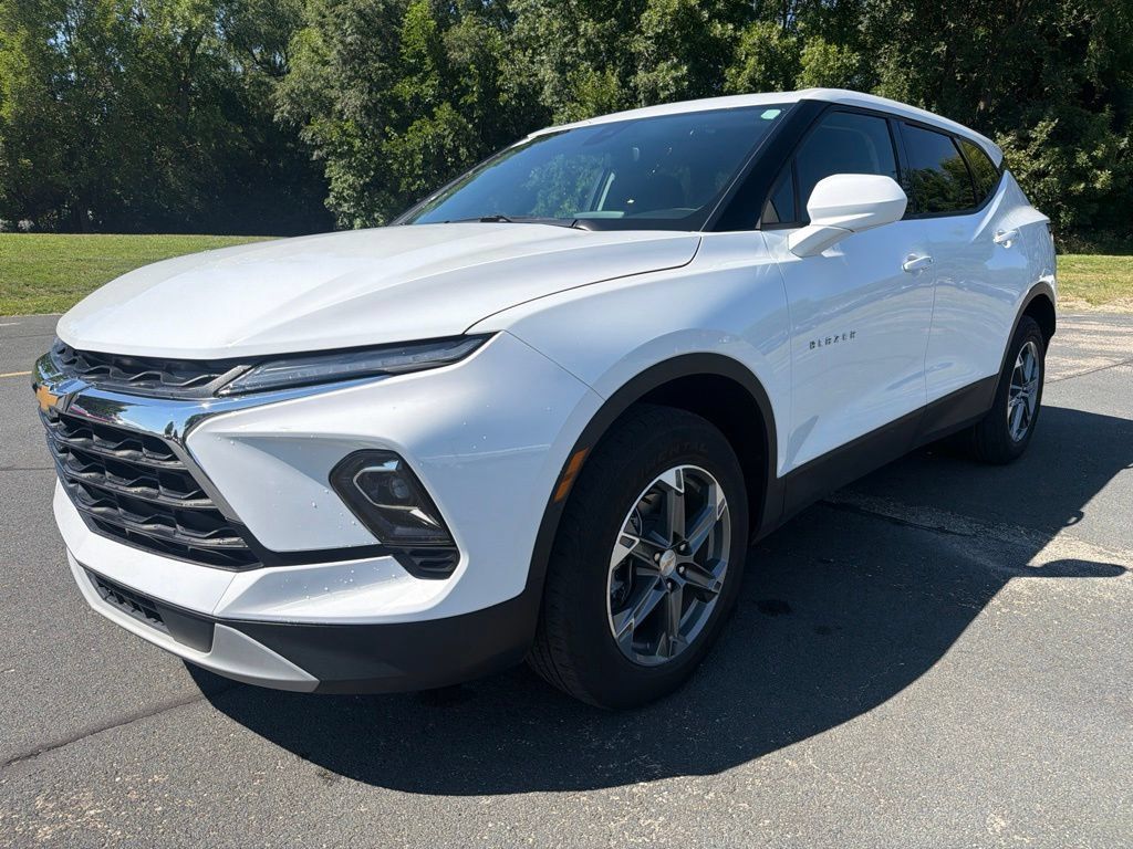 Certified 2025 Chevrolet Blazer LT FWD image 3