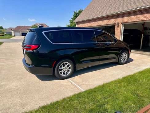 Used 2023 Chrysler Pacifica Touring-L FWD image 5