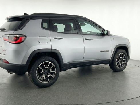 Used 2025 Jeep Compass Trailhawk AWD/4WD image 9