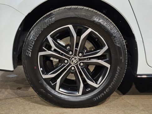 Used 2025 Toyota Sienna Platinum image 17