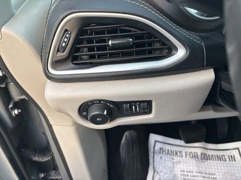 Used 2022 Chrysler Pacifica Touring-L image 19