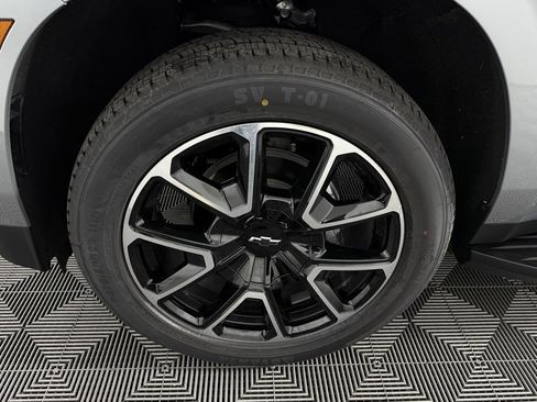 Used 2025 Chevrolet Suburban RST image 11